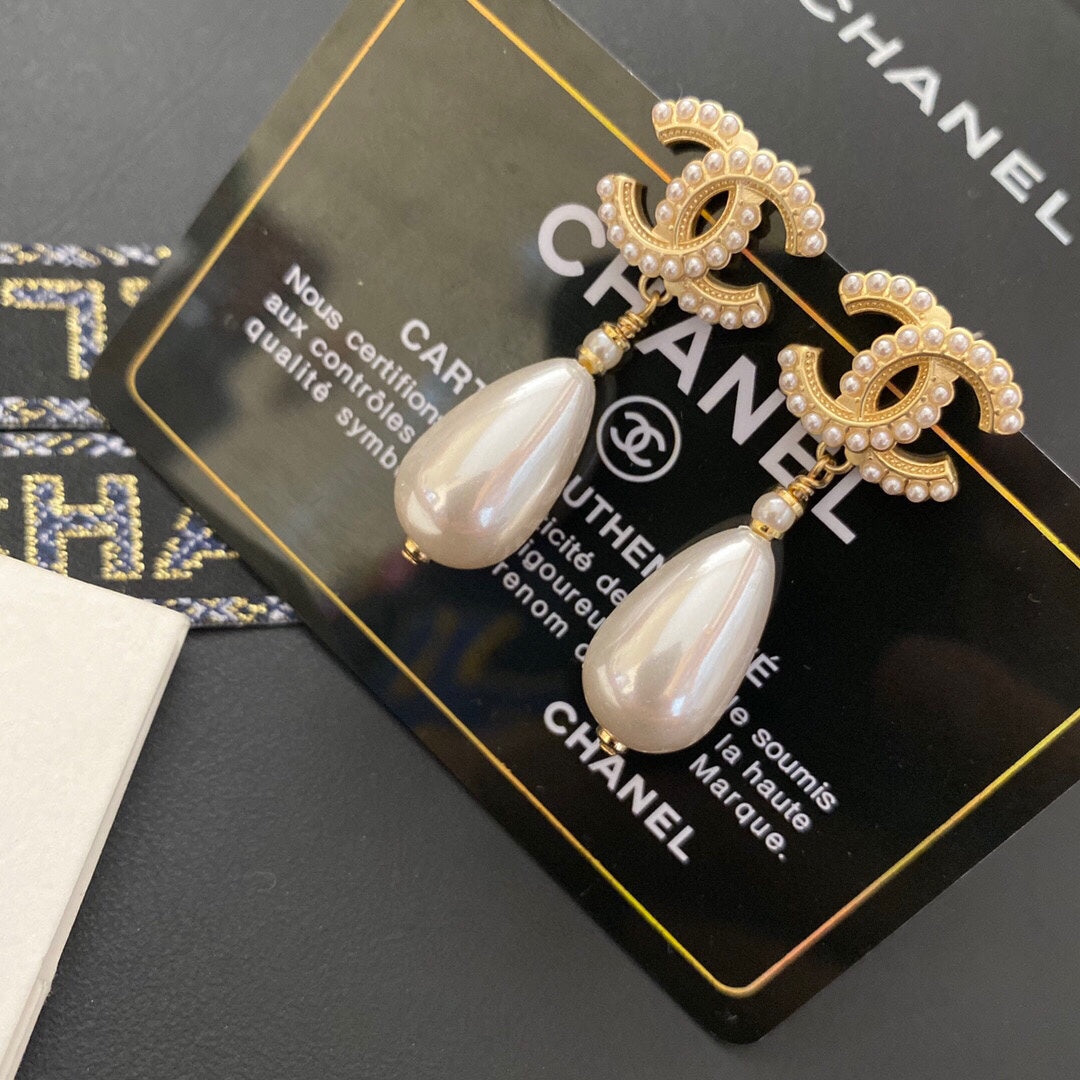 Classic pearl earrings