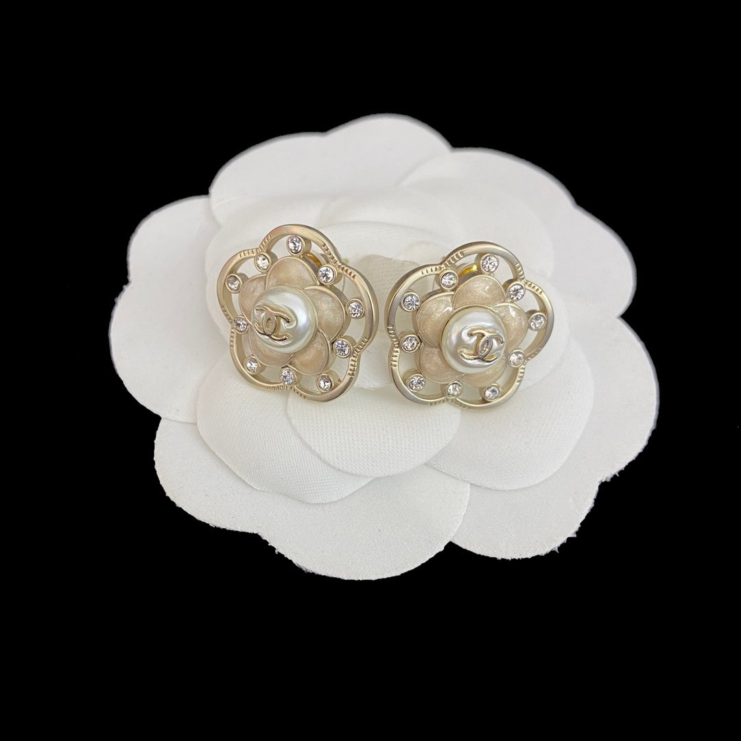 Elegant Resin Flower Stud Earrings