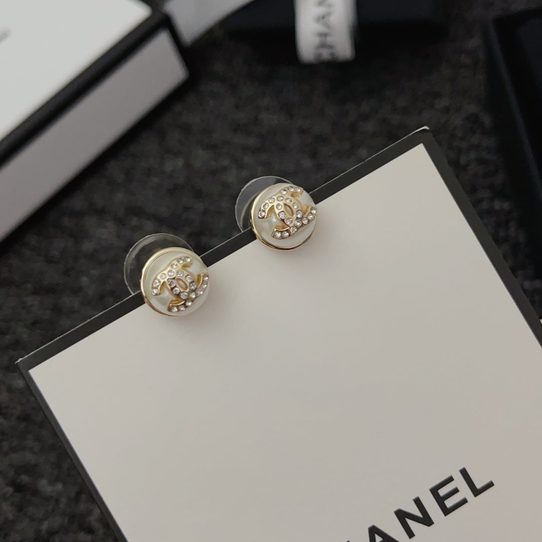 Pearly Whi Gold Stud Earrings