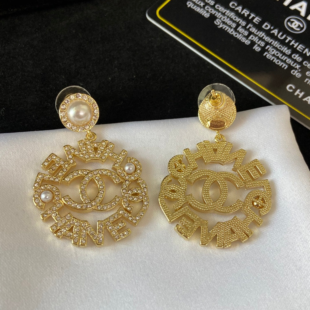 Temperament Letters Round Diamond Earrings