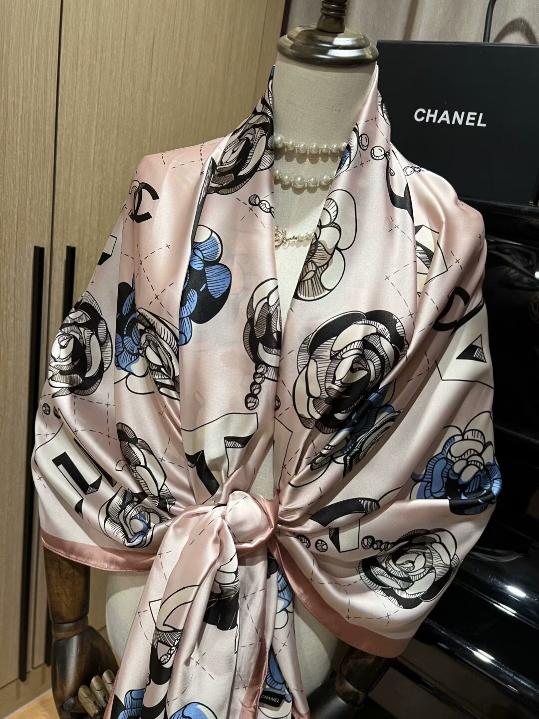 Elegant Flower Pattern Silk Scarf