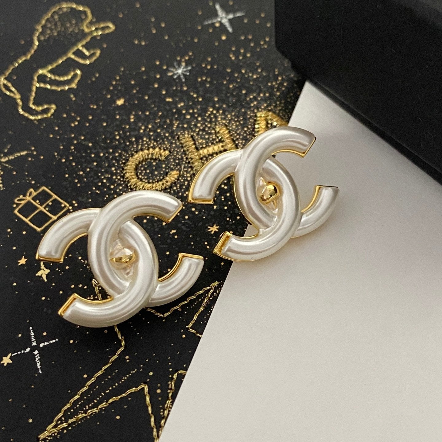 Elegant Retro White Earrings